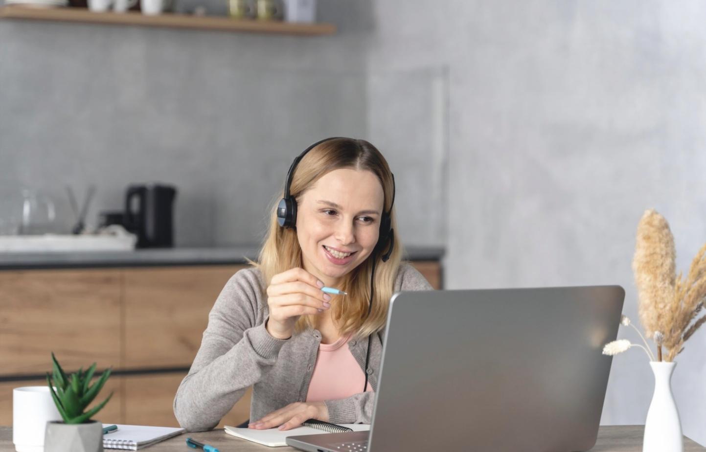 Persona analizando gastos en una hoja de cálculo con calculadora y gráficos financieros