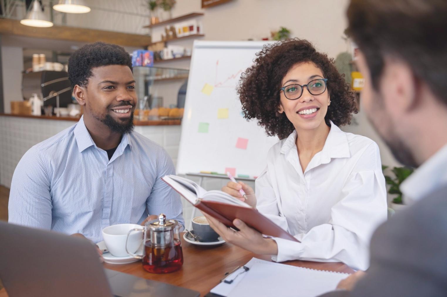 Equipo de trabajo colaborando en estrategias financieras en una oficina moderna