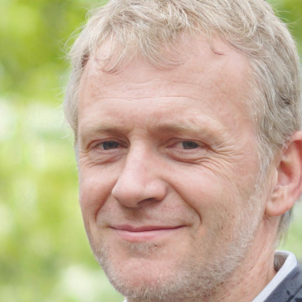 Retrato profesional de Aurelio Mendizábal, experto en finanzas personales