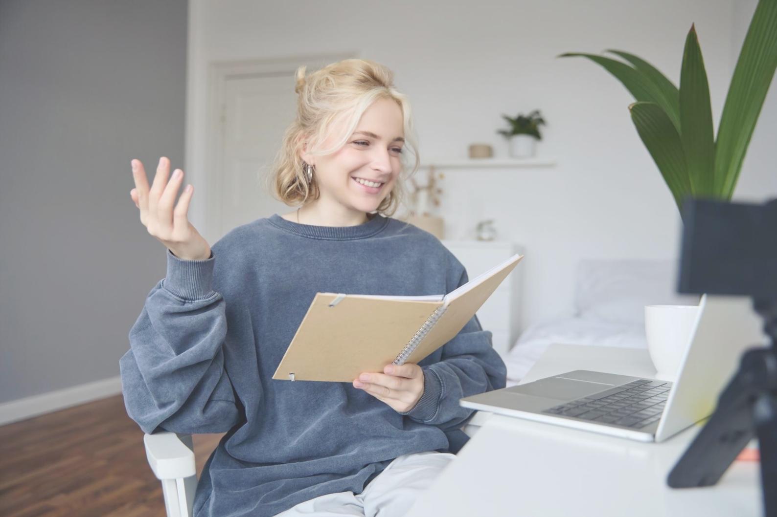 Profesionales analizando estrategias financieras en oficina moderna
